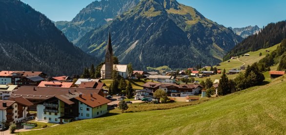 Blick auf Mittelberg im Kleinwalsertal &copy; Martin Erdniss - stock.adobe.com