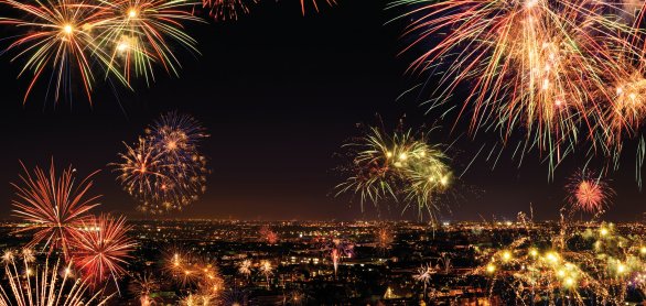 Feuerwerk über der Stadt © Smileus-fotolia.com