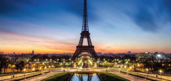 Abendstimmung am Eiffelturm in Paris © Beboy-fotolia.com