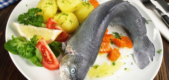 Forelle mit Salzkartoffeln &copy; ExQuisine - stock.adobe.com