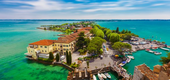 Blick auf den Hafen von Sirmione &copy; Thomas Hecker - stock.adobe.com