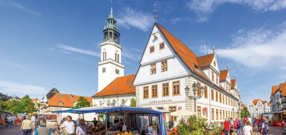 Wochenmarkt am Celler Rathaus &copy; Sina Ettmer-stock.adobe.com